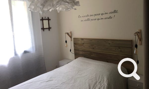 La chambre "la Dordogne" dispose d'un lit double, d'un dressing et d'un ventilateur -  - Calama Selva - Vitrac proche Sarlat- Dordogne